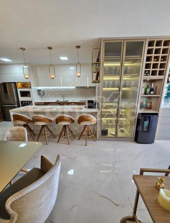 Apartamento mobiliado e decorado 3 suítes e 2 vagas no Luxor Residence em Laguna/SC